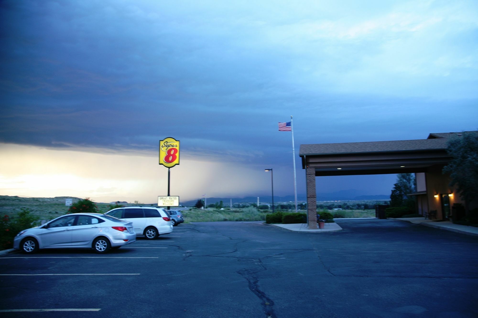 Super 8 By Wyndham Florence Co Hotel Exterior photo